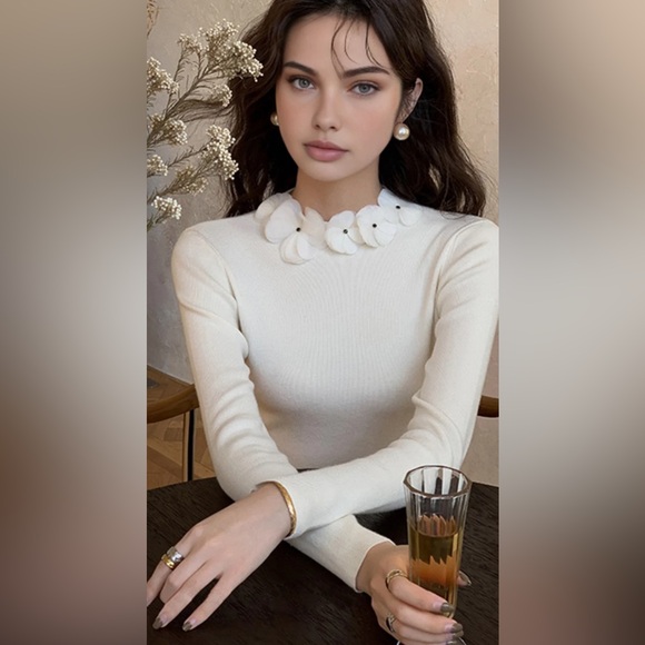 Commense Sweaters - Commense Solid Long Sleeve Floral Knit Top XS